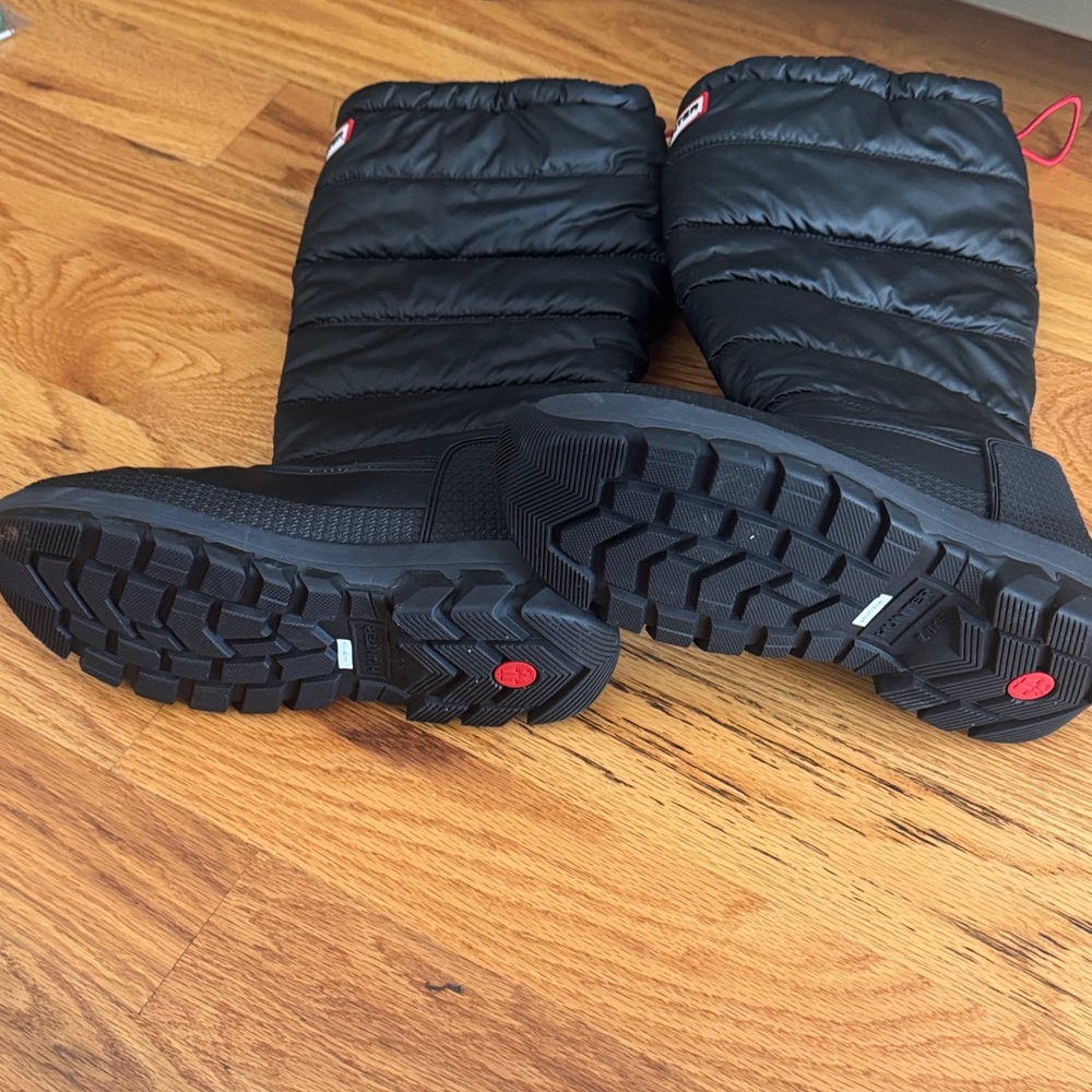 Hunter Women's Black Quilted Insulated Winter Boots with Red Logo - Picture 4 of 5